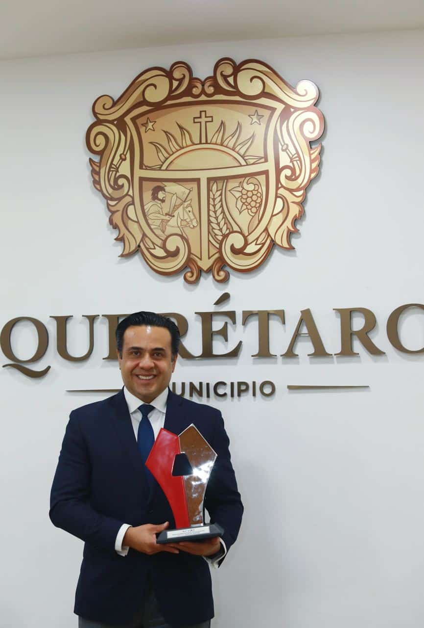 El presidente municipal de Querétaro, Luis Bernardo Nava Guerrero, recibió el premio por el programa de Transporte Escolar Gratuito. Foto: Especial