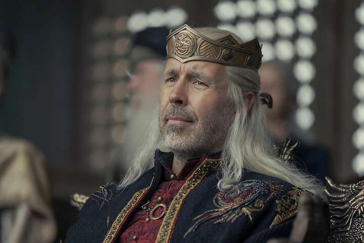 Viserys Targaryen y está interpretado por Paddy Considine