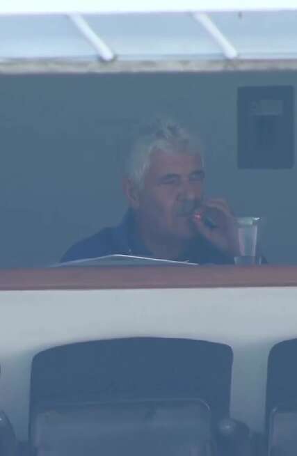 Tuca Ferretti fumó durante el Cruz Azul vs Juárez en el Estadio Azteca (Instagram/ @tudnmex)