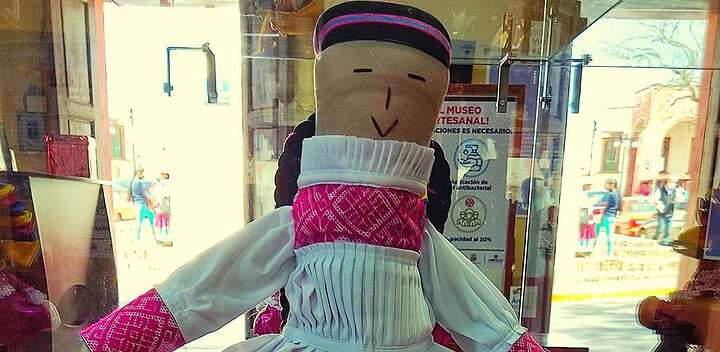 Döntxu es la muñeca tradicional representativa de la comunidad de San Ildefonso Tultepec. Foto: Especial