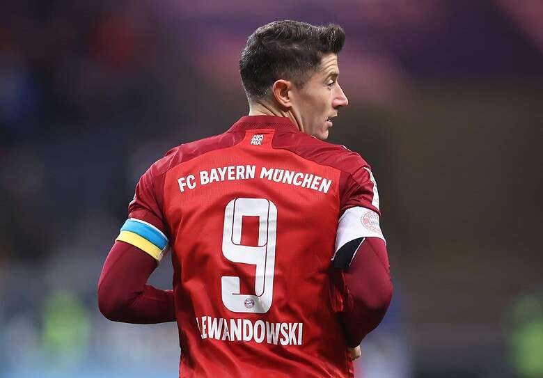 El delantero polaco ya llevó un brazalete con los colores ucranianos cuando saltó al campo como capitán del Bayern Múnich