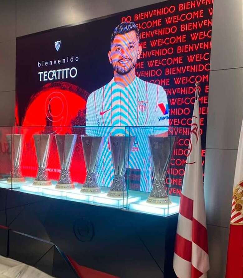 Sevilla hizo oficial el fichaje del delantero mexicano Jesús Manuel 'Tecatito' Corona
