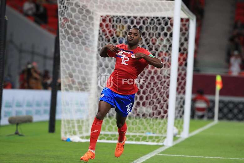 Joel Campbell aprovechó un centro certero de Jewison Bennette para disparar de pierna izquierda y mandar el balón a la red