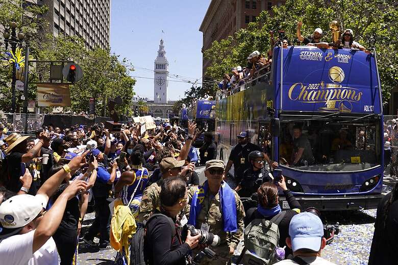 Con Steph Curry, Klay Thompson y Draymond Green al frente, los Warriors desfilaron durante casi tres horas por las calles de San Francisco