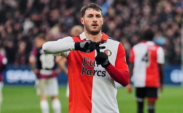 Santiago Giménez comanda a la legión mexicana en UEFA Champions League