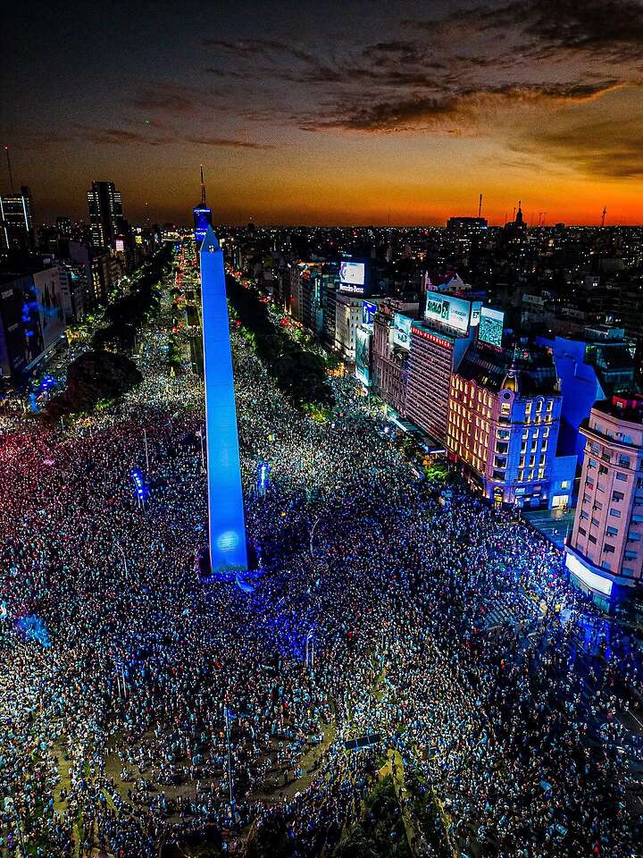 Aficionados argentinos se reunieron en el Obelisco para festejar el campeonato de su selección