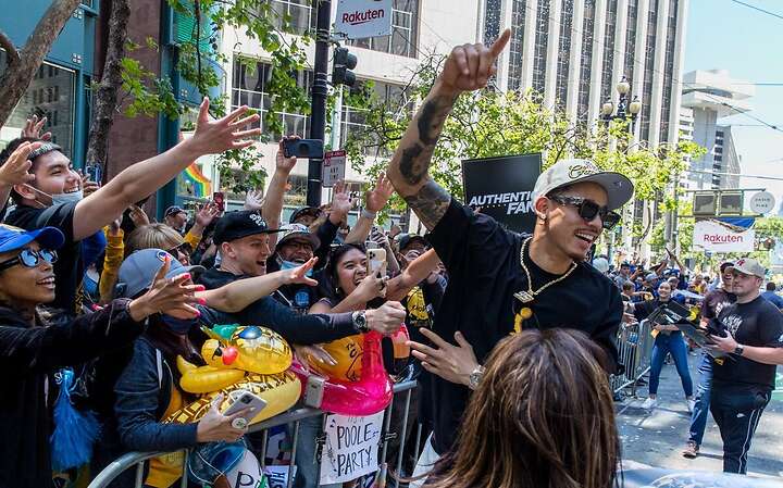 Jugadores como Green, Gary Payton II o el mexicano Juan Toscano Anderson se bajaron de los buses para firmar autógrafos y tomar fotos junto a los seguidores
