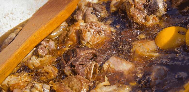 Las carnitas se preparan durante varias horas en un cazo de cobre. Foto: Especial