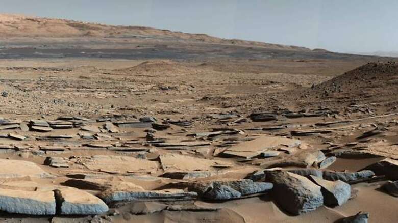 Desde agosto de 2012, el Curiosity ha recorrido el cráter Gale tomando muestras de capas de roca antigua, y enviando los resultados a casa para su interpretación.