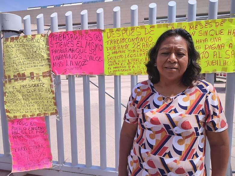 Junto a su padre Alejo Rojas, la policía municipal jubilada Rosa Rojas Olguín cumplió un año de plantón permanente frente al Centro Cívico