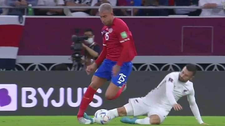 la expulsión a Kosta Barbarouses, quien apenas tenía 9 minutos en la cancha, mermó sus sueños mundialistas