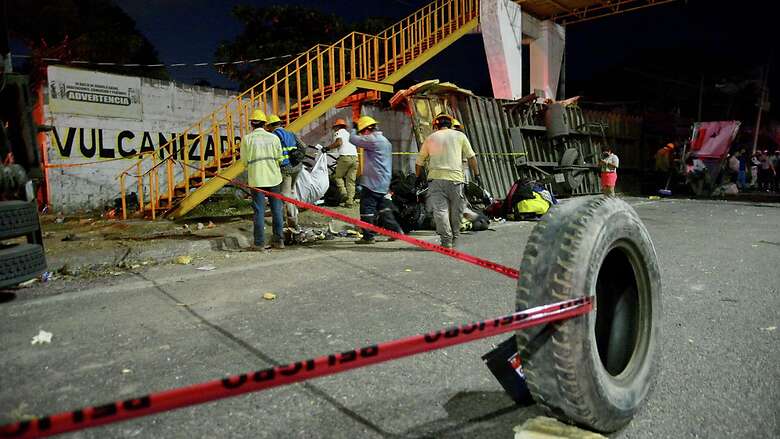 El trailer en el que viajaban cientos de migrantes escondidos se volcó, provocando la muerte de 55 personas