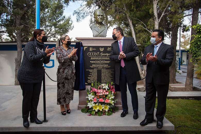 Mauricio Kuri González, junto a la línea de honor, develó la placa conmemorativa alusiva al evento