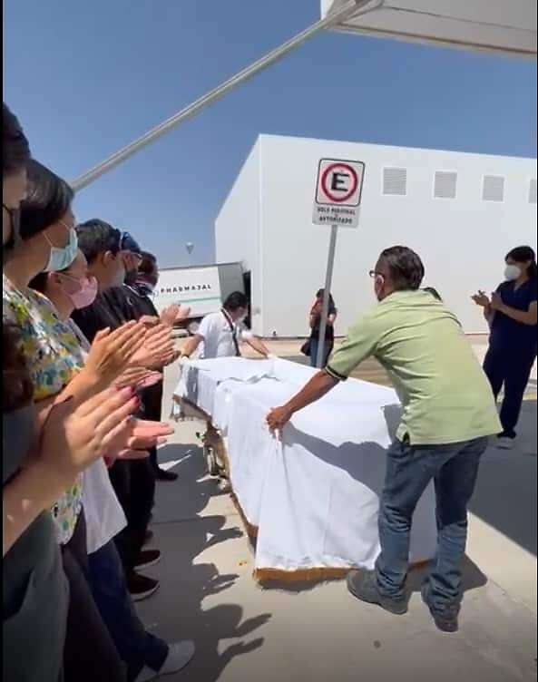 Los familiares, junto a las y los profesionales de la salud brindaron un respetuoso y emotivo homenaje al donante por medio de una valla humana y emotivo aplauso