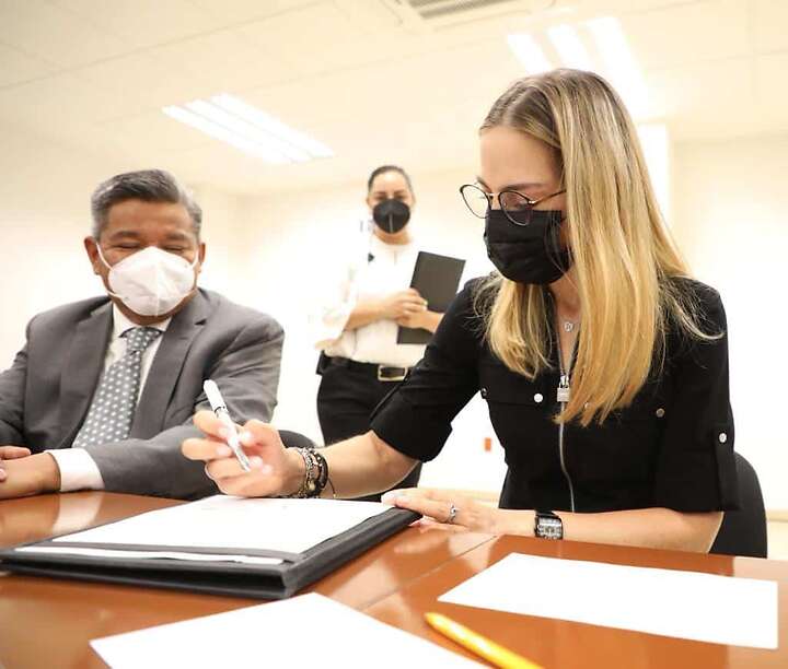 Firma de colaboración entre DIF y la UTEQ