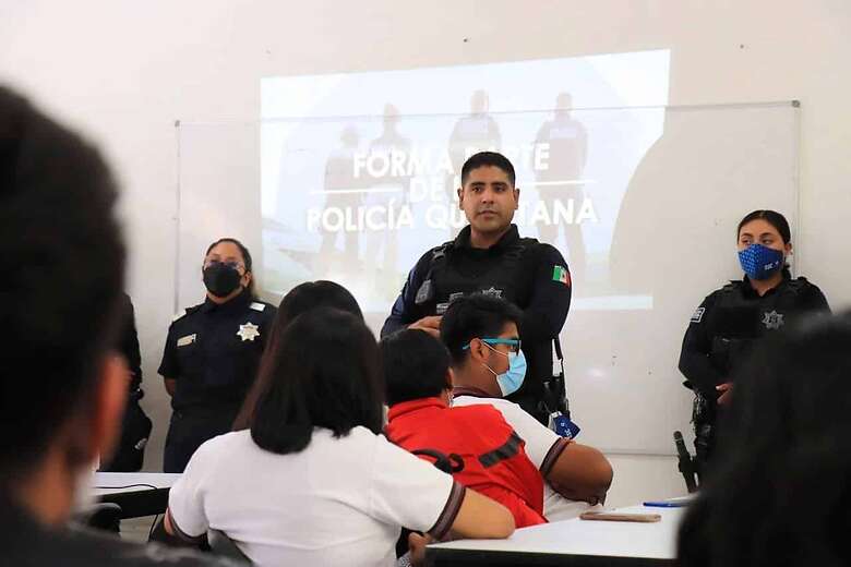 Integrantes de la Policía Queretana y de la Fiscalía General del Estado acudieron a planteles del COBAQ para difundir sus convocatorias de reclutamiento