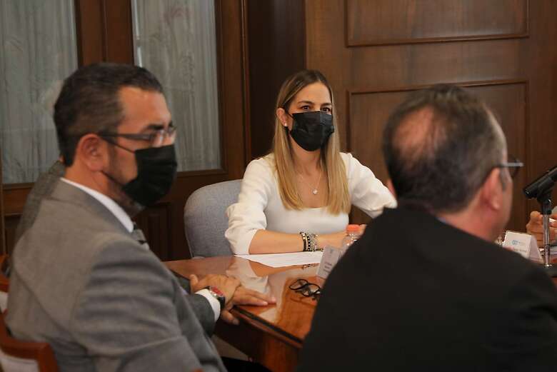 Car Herrera de Kuri, atestiguó la firma del convenio de colaboración entre esta dependencia e instituciones educativas