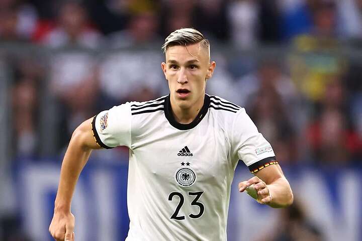 Nico Schlotterbeck tiene de 22 años y mide 1.91 metros de estatura