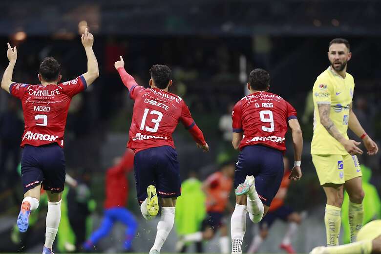 En las semifinales del Clausura 2023, las Chivas eliminaron a su odiado rival en un partido condicionado por la expulsión de Álvaro Fidalgo