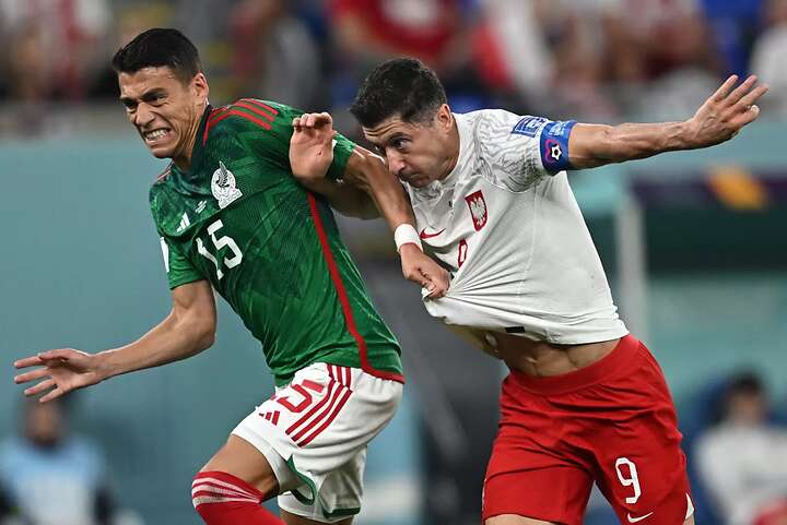 Moreno derribó en el área a Lewandowski y el VAR concedió penal a favor de los polacos