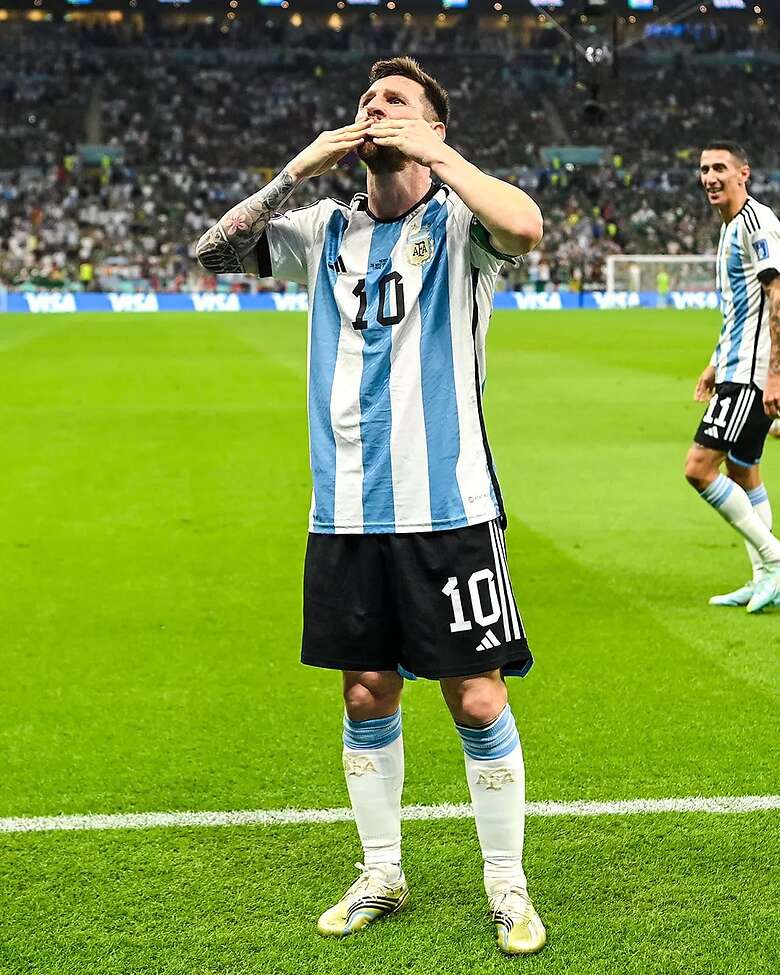 Lionel Messi encontró el balón en tres cuartos de cancha y con un zurdazo contundente marcó el 1-0
