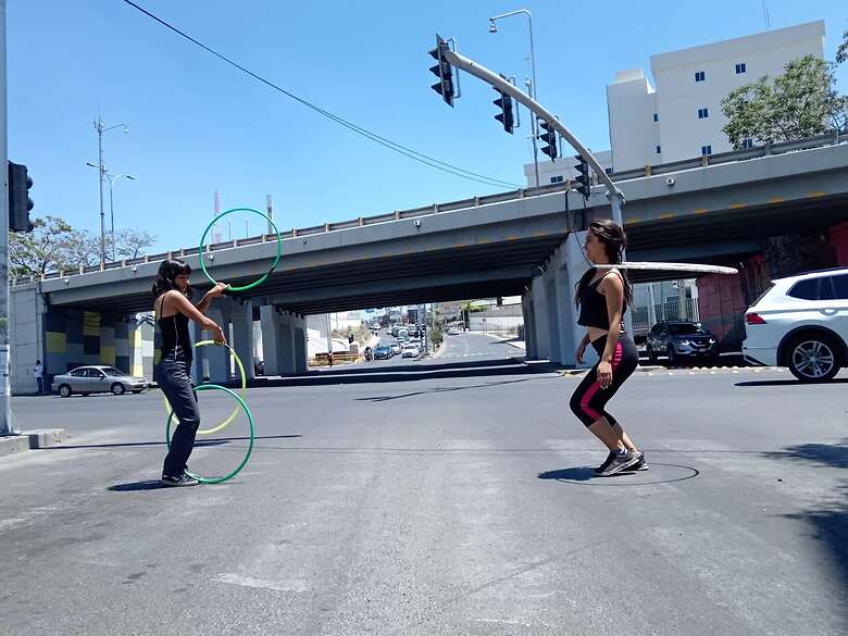 Desde hace seis meses, las artistas urbanas trabajan en los semáforos haciendo trucos con pelotas y aros