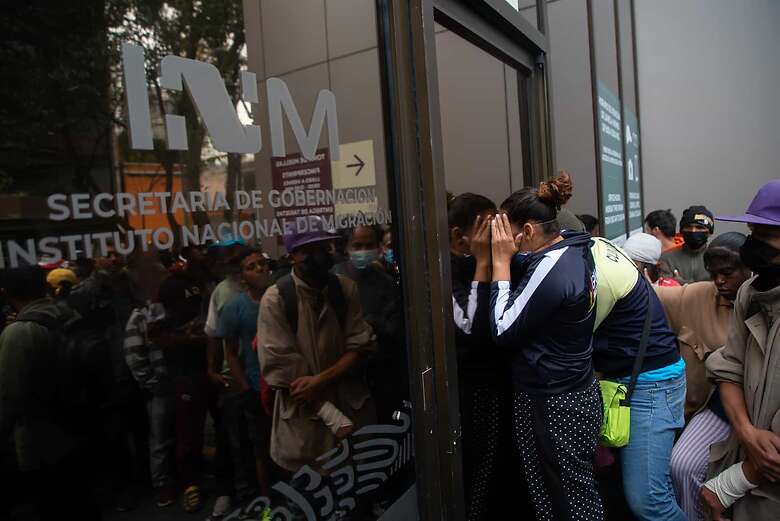 Las autoridades migratorias sí atendieron a los integrantes de la caravana, en grupos de 30 personas, dando prioridad a mujeres y niños