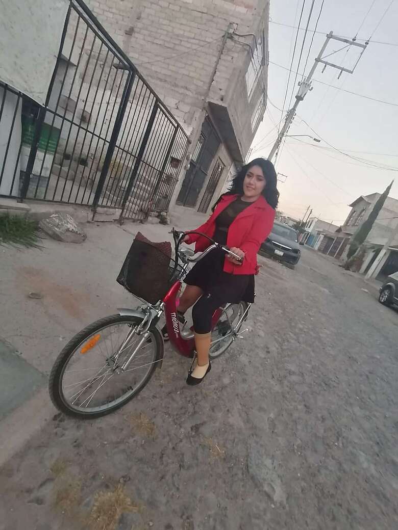 Vanessa, madre de dos menores de edad y quien en la actualidad aplica uñas y vende dulces los domingos para poder sus gastos médicos