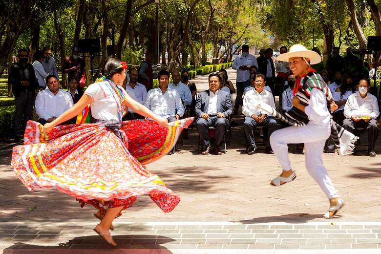 Los integrantes de los Ayuntamientos de Querétaro y Huajuapan escucharon la “Canción Mixteca” en voz de Aída García Corona
