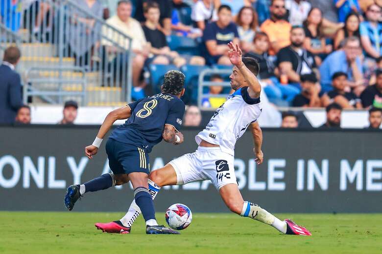 Durante la primera media hora de juego, el partido fue ríspido y de muchas faltas