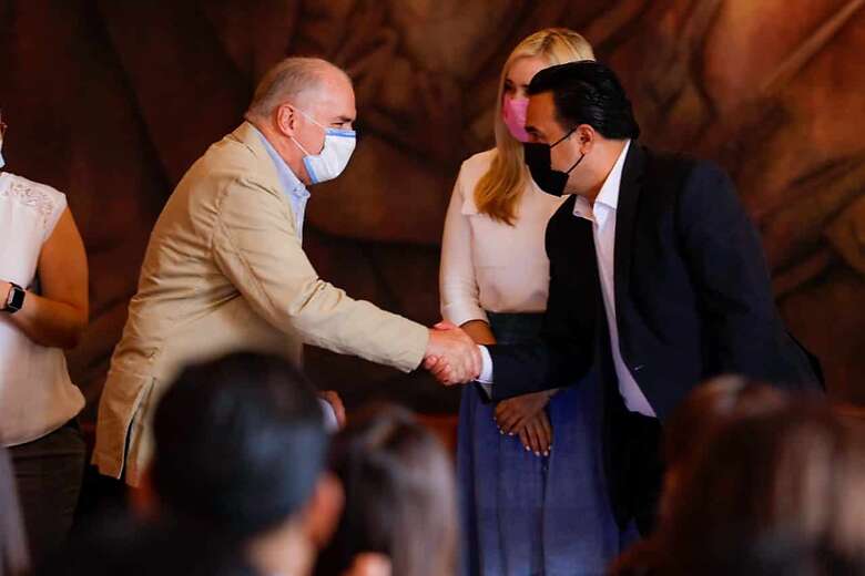 Luis Nava, en compañía de su esposa, Arahí Domínguez, entregó junto con Fundación Merced, los apoyos económicos “Agentes de Cambio 2022”