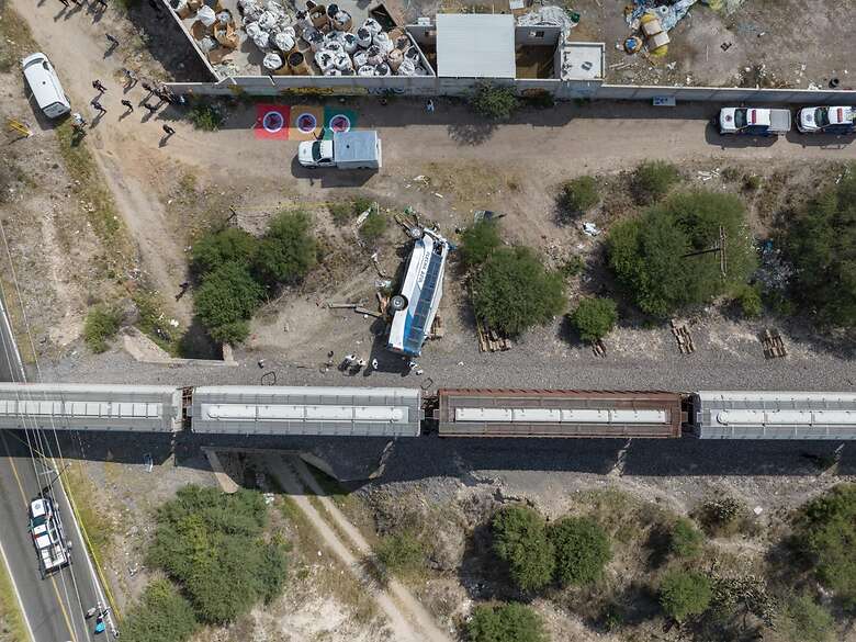 Hasta el momento, las autoridades reportan 5 de lesionados de gravedad y 6 personas fallecidas, por el accidente ferroviario