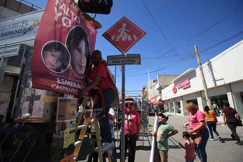 Los asistentes vestían ropa de color rosa para recordar a la chica, que entonces tenía apenas 14 años, mientras otros grupos de activistas colgaron pendones que en conjunto mostraban la imagen del rostro de Esmeralda