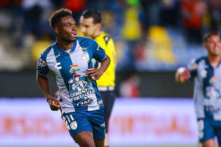 El colombiano Avilés Hurtado anotó un golazo en la victoria de los Tuzos frente a los Gallos Blancos. Foto: Mexsport