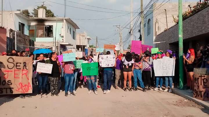 Decenas de mujeres repudiaron el feminicidio ocurrido en la colonia Felipe Carrillo Puerto. Foto: Nadia Bernal
