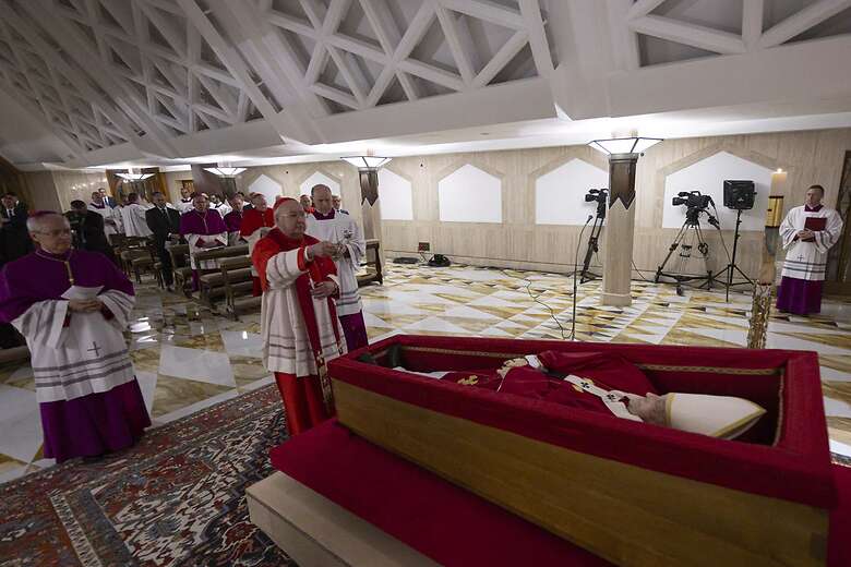 El Vaticano difundió las primeras imágenes del papa Francisco en el féretro de madera en la capilla de la Casa Santa Marta / Foto: Agencia EFE