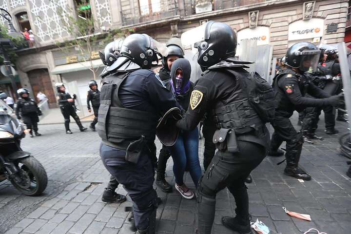 Las agentes tardaron alrededor de media hora en permitir el paso y muchas de las presentes terminaron agotadas