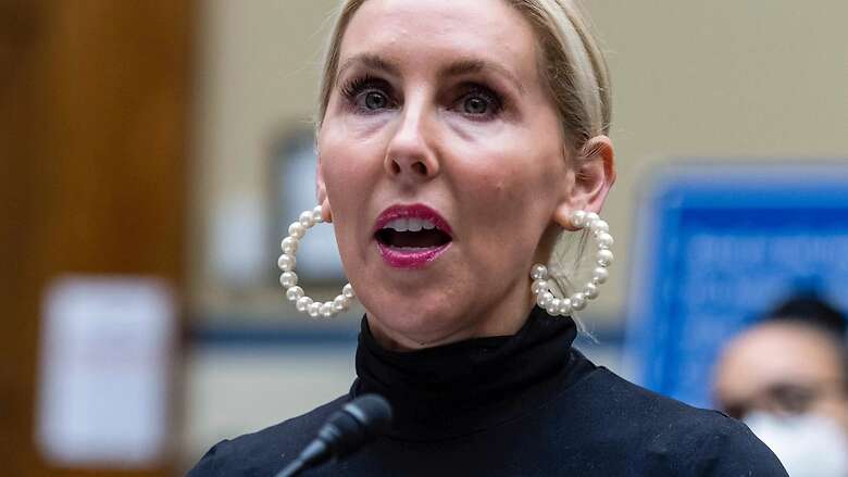 "El dejó su mano en medio de mi muslo sin mi consentimiento hasta que físicamente la removí", explicó Johnson