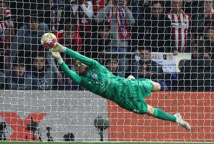 Jan Oblak se liberó de las críticas recientes y atajó dos penales