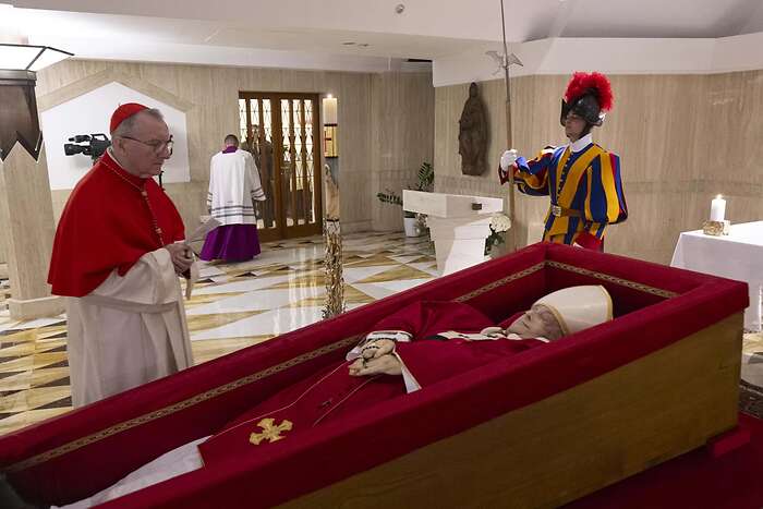 El Vaticano difundió las primeras imágenes del papa Francisco en el féretro de madera en la capilla de la Casa Santa Marta / Foto: Agencia EFE