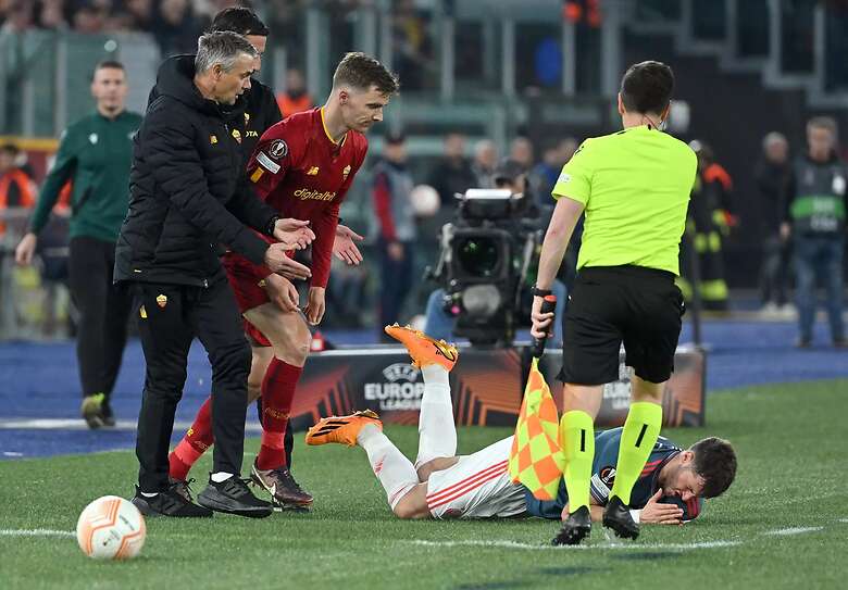 Santiago Gimenez recibió una agresión del cuerpo técnico de la Roma