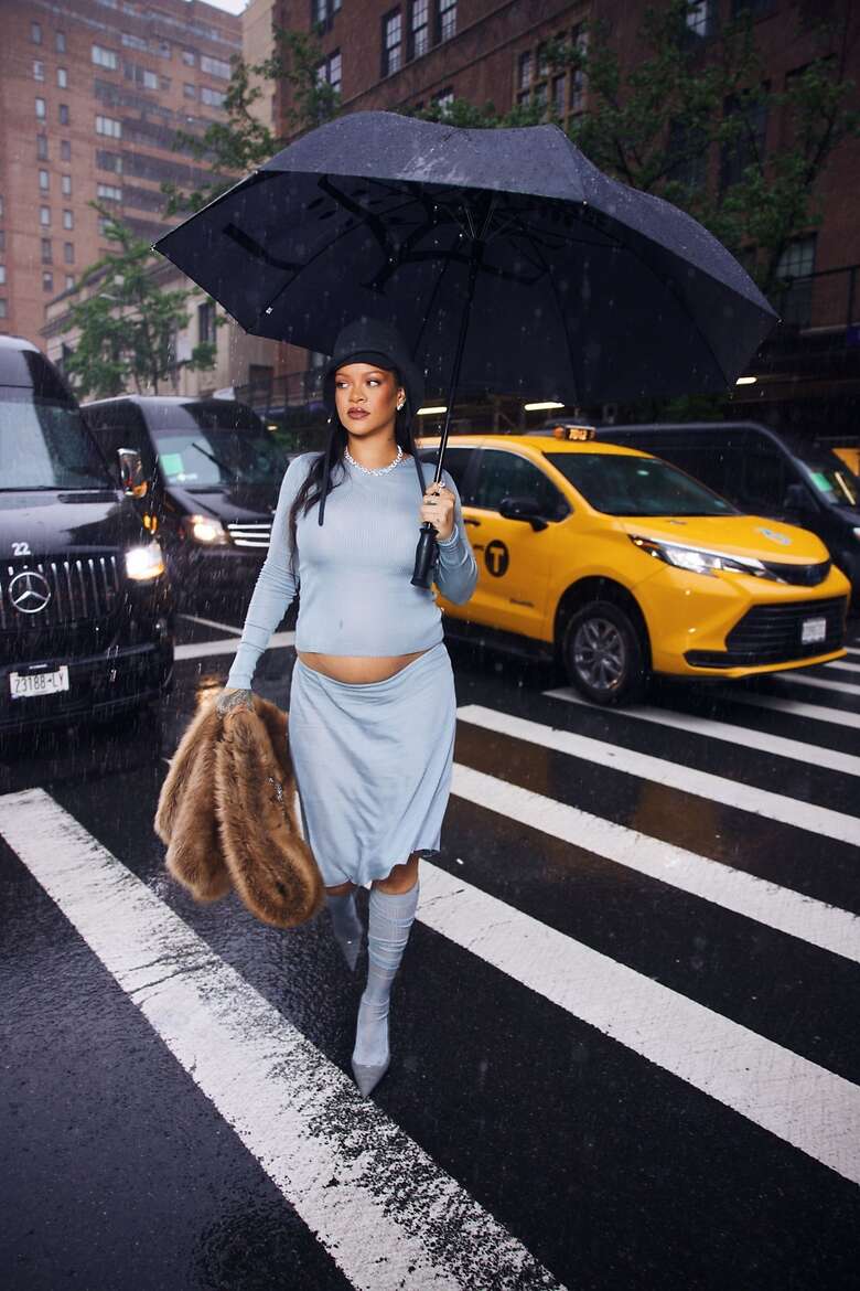 La imagen puede contener Rihanna Persona adulta Auto Transporte Vehículo Peatón Accesorios Joyas y collar