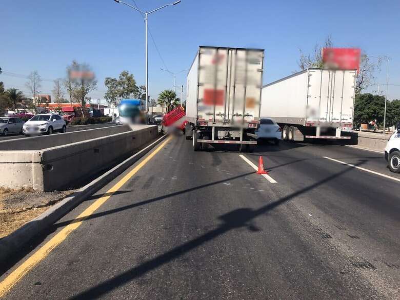 Un camión de carga impactó a una camioneta en la carretera federal México-Querétaro. Foto: Especial