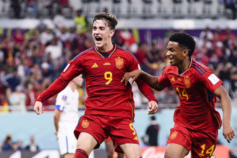 Gavi celebra gol junto a Balde, su compañero en el Barcelona