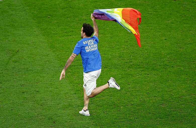 El aficionado mostró su apoyo a Ucrania y a las mujeres iraníes. Foto: Agencia EFE