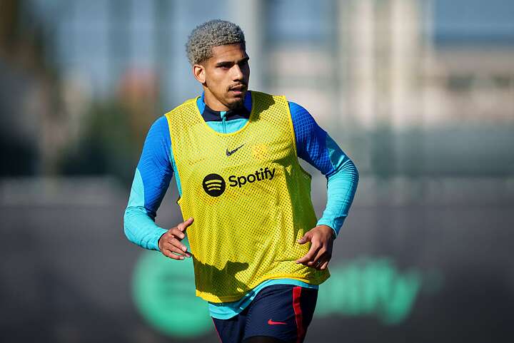 Ronald Araujo ya trabaja al parejo de sus compañeros