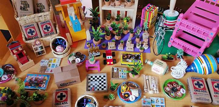 A lo largo de 30 años, Tere Cisneros ha reunido cientos de piezas miniatura de la cultura popular mexicana. Foto: Especial