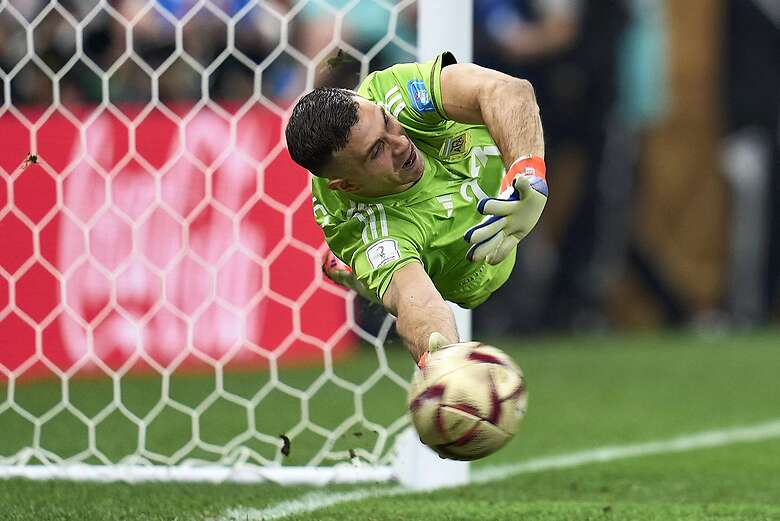 Emiliano Martínez detuvo un penalti en la serie contra Francia, en la final del Mundial