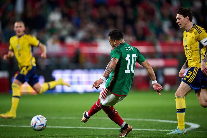 Alexis Vega salió a velocidad y en el límite del área disparó cruzado para vencer a Kristoffer Nordfeldt