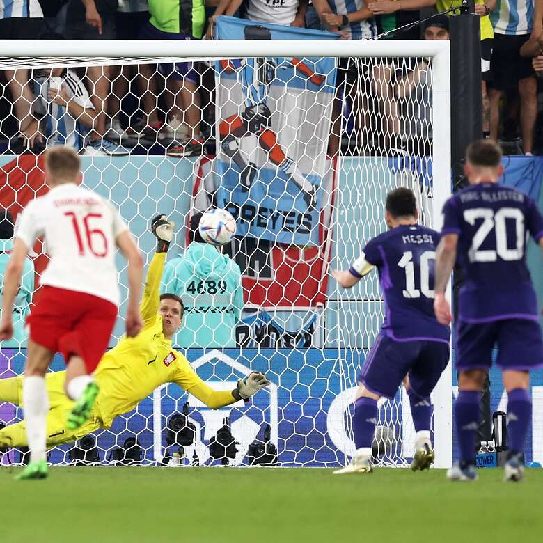 Szczęsny se lanzó sobre su izquierda y a mano cambiada le atajó el penal a Messi